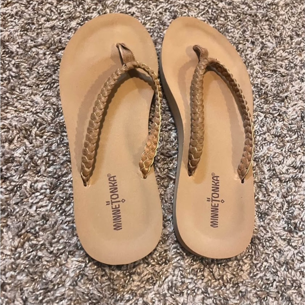 Minnetonka Women's Hallie Braided Thong Sandals